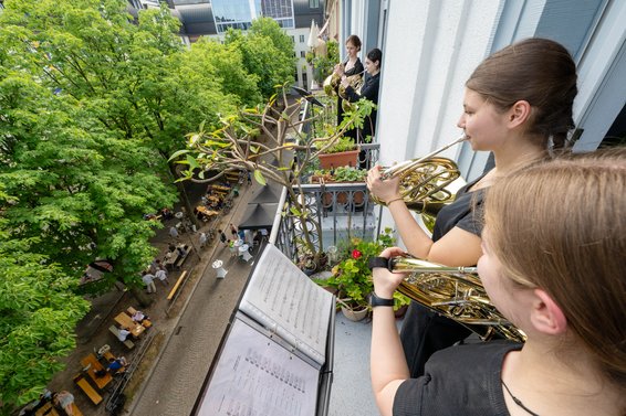 Balkonkonzert beim Abschussfest "Eine Straße geht ins Konzert"