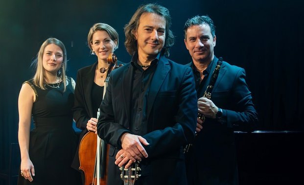 Porträt von Pippo Pollina und Begleitung