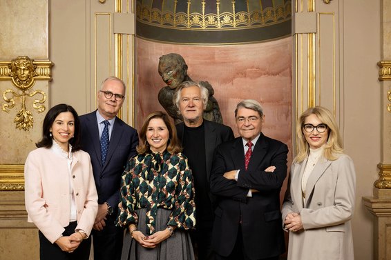 Gruppenporträt des Vorstands des Gesellschaft der Freunde der Alten Oper e.V. v.l.: Dr. Alexandra Enzensberger, Dr. Thomas Bücker/ Stellvertretender Vorsitzender des Vorstands, Deniz Kuloğlu, Dr. Klaus Albert Bauer/ Vorsitzender des Vorstands, Prof. Dr. Rüdiger von Rosen/ Schatzmeister und Irina Mössle im Hindemith Foyer der Alten Oper in Frankfurt am Main am Dienstag, 22.10.2024