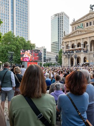 Pubic Viewing Opernplatz