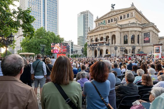 Pubic Viewing Opernplatz