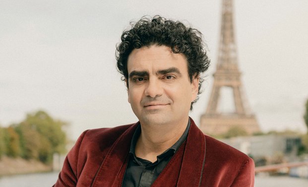 Rolando Villazón vor dem Eiffelturm