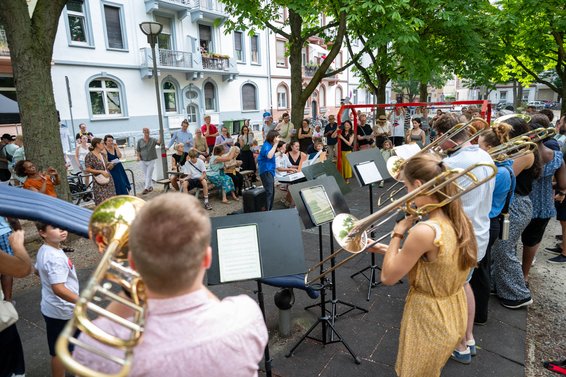 Bläser und Chor beim Abschussfest "Eine Straße geht ins Konzert"