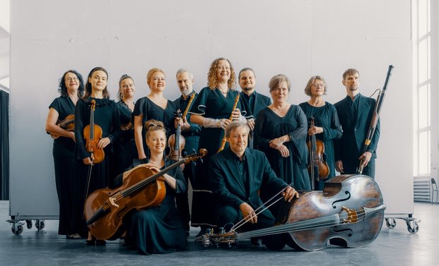 Finnish Baroque Orchestra vor einer weißen Wand